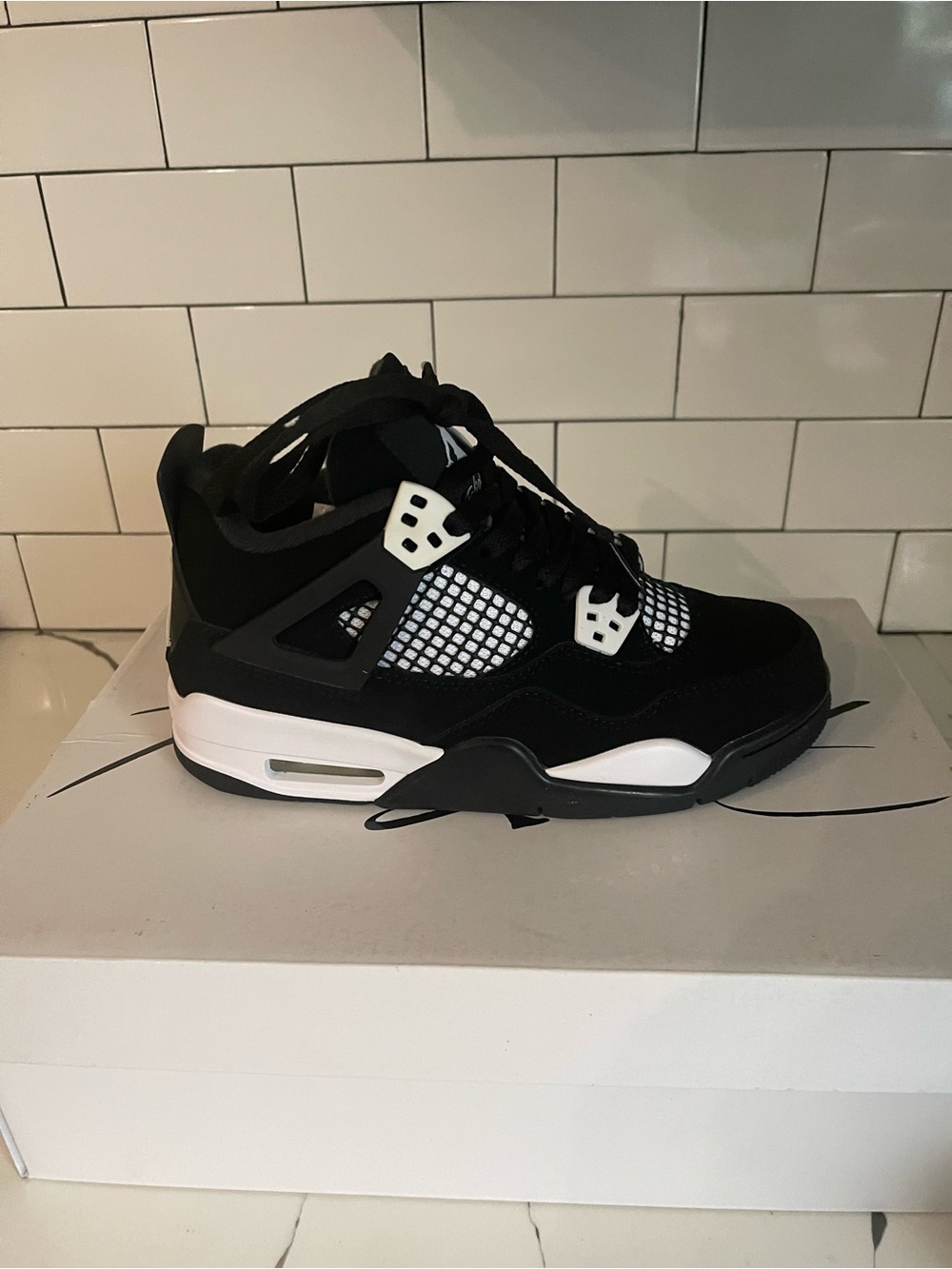 Men’s Retro 4 White Thunder Size 4.5.
